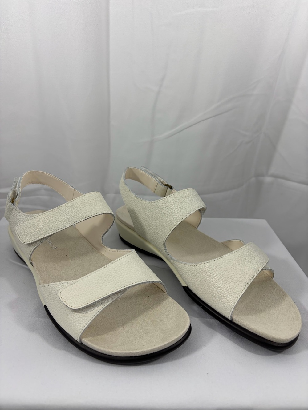 NWT Easy Spirit Women’s Size 8 Ivory Adjustable Strap Sandals